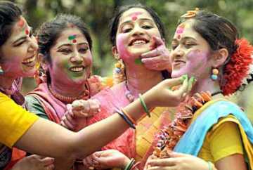হোলির উৎসবে মাতলো পশ্চিমবঙ্গ